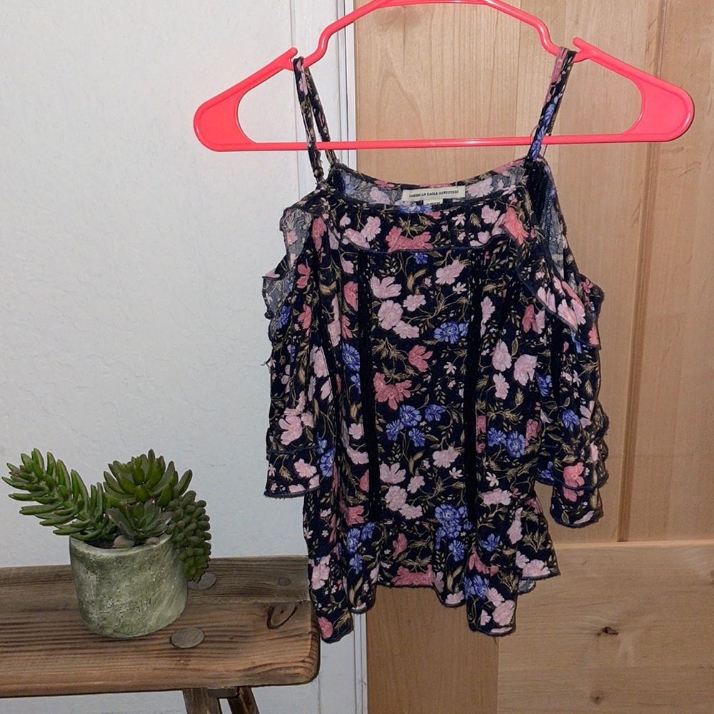 American Eagle top off the shoulder